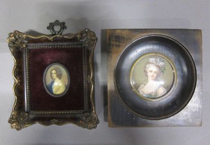 null -Miniature ovale : "Jeune femme au collier de perles",

signée en bas à droite....