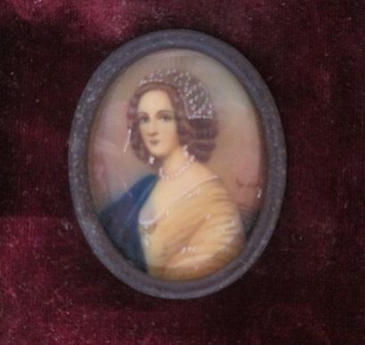 null -Miniature ovale : "Jeune femme au collier de perles",

signée en bas à droite....