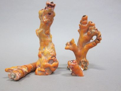 null Quatre éléments de corail orange partiellement sculptés. 

Fin du XIXème début...