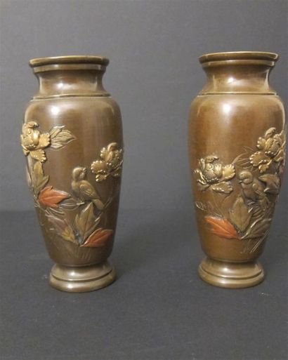null JAPON

Paire de petits vases en bronzes à décor en relief d'oiseaux parmis les...