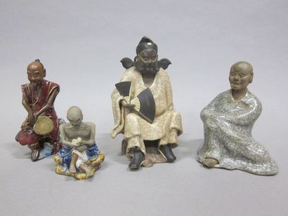 null Chine, XIX° siècle

Quatre statuettes en en grès et robes en craquelé, l'une...
