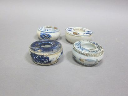 Quatre encriers en grès émaillé à décor bleu

Chine,...