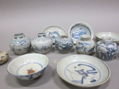 null Onze pots et cinq coupelles en porcelaine à décor blanc bleu de fleurs, palmettes...