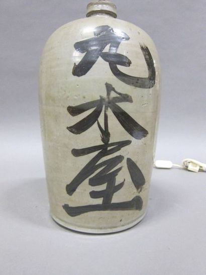 null Jarre en céramique montée en lampe, à décor de caractères chinois. 

XXème siècle....