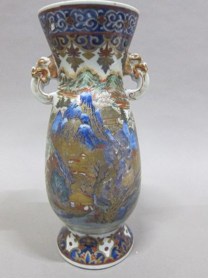 null JAPON, Vase à décor de paysage montagneux et villages, les prises en forme de...