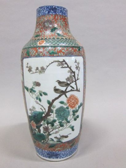 Chine, vase en porcelaine à décor polychrome...
