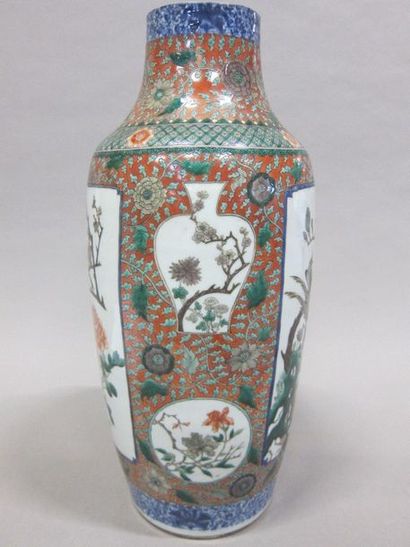 null Chine, vase en porcelaine à décor polychrome d'oiseaux dans des branchages.

H...