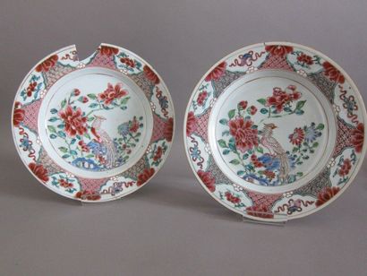 Deux assiettes en porcelaine à décor de faisans...