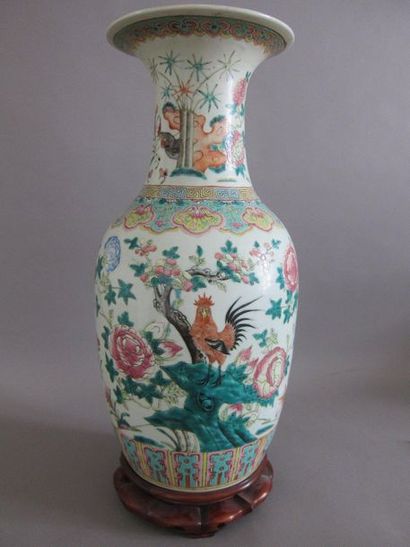 null Vase balustre à décor de coq sur un arbre dans un entourage de fleurs.

Chine...