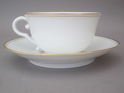 null Service à thé en porcelaine d'Aquitaine filet or comprenant 12 sous-tasses et...