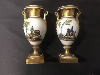 null Paire de petits vases en porcelaine à décor de cavalier.

Paris, XIXème siè...