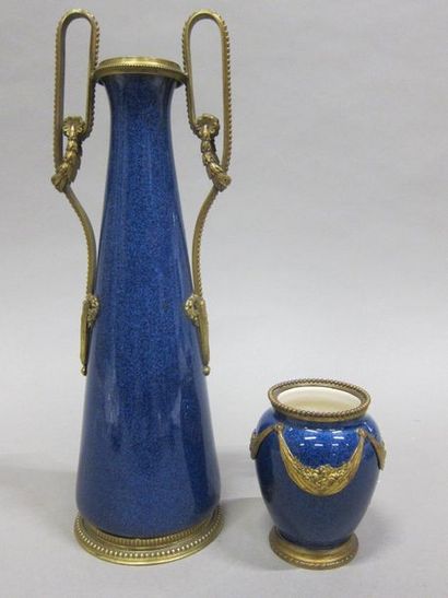 null Deux vases à décor bleu poudré en faïence de Sèvres, monture bronze doré,

l'un...