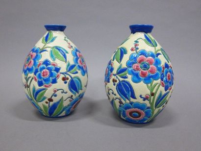 null KERAMIS

Paire de vases de forme ovoide à décor polychrome de fleurs en émaux...