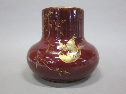 null Clément MASSIER

Vase à décor d'oideaux sur fond rouge