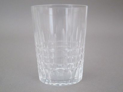 null BACCARAT : Six verres à liqueur en cristal taillé.

h : 5,5 cm.