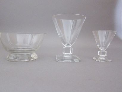 null Partie de service de verres en demi cristal comprenant :

-12 coupes (h: 5,6...