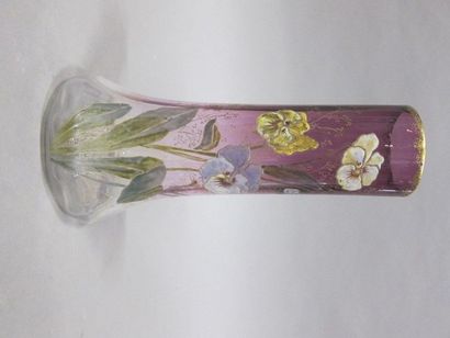 null Attribué à la manufacture de Saint-Denis

Vase en verre violet émaillé de pensées.

Vers...