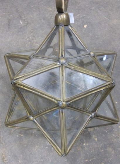 null Suspension en laiton et verre formant polyédre.

Haut : 40 cm.