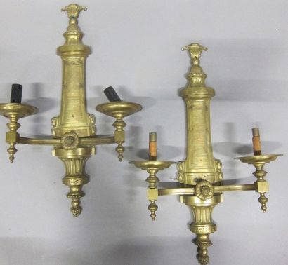 null Paire d'appliques à deux bras de lumière en bronze doré et ciselé à décor néoclassique.

Haut...