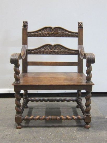 Petit fauteuil en bois ttourné et sculpté...