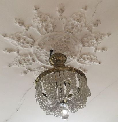 null Plafonnier en bronze doré à guirlandes de perles de verre facetées en chute....