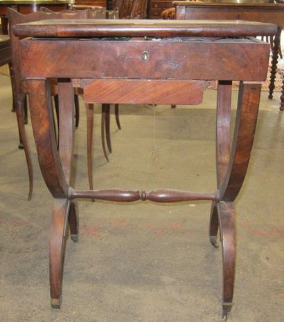 Table à ouvrage en bois de placage.

XIXème...