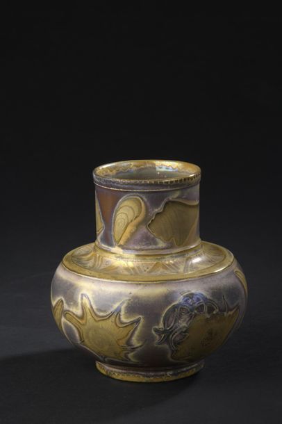 null KELLER & GUERIN - LUNEVILLE

Vase en céramique à corps ovoïde épaulé et col...