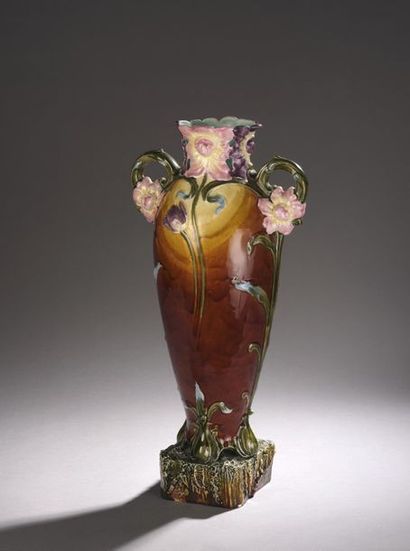 null TRAVAIL FRANÇAIS

Vase en céramique émaillé à corps ovoïde épaulé à deux anses...