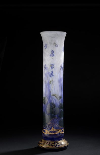 null DAUM

Large tubular vase with conical neck on ringed base. Proof in purple and...