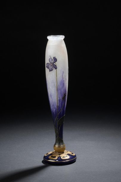 null DAUM

Baluster vase with swollen collar on pedestal. Purple and white marbled...
