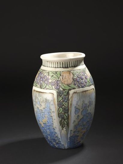 null BROTHER MOUGINS

Stoneware vase with an ovoid body slightly shouldered. Decoration...