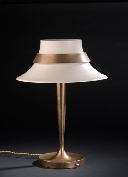 null Jean PERZEL (1892-1986)

Lampe de bureau en laiton patiné à cache ampoule conique...
