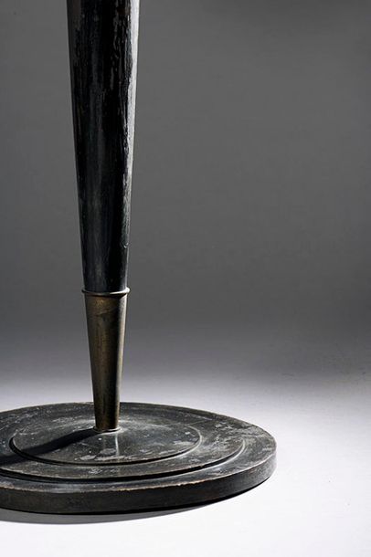 null Jean PASCAUD (1903-1996)

Lampe de parquet à corps obusal en bois noirci à deux...