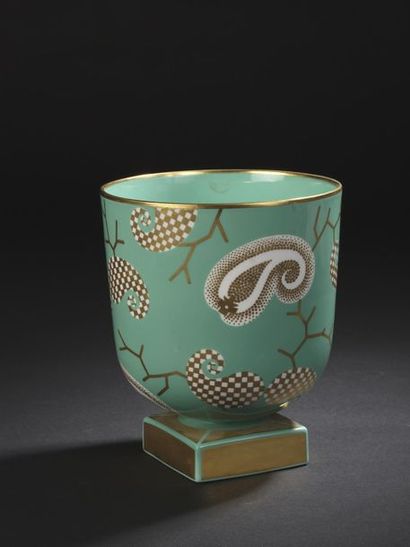 null Richard GINORI & DOCCIA

Porcelain vase with cylindrical body on a square base....