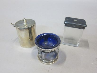 null Lot argent :

-Tasse couverte

-Boîte rectangulaire en verre à couvercle en...