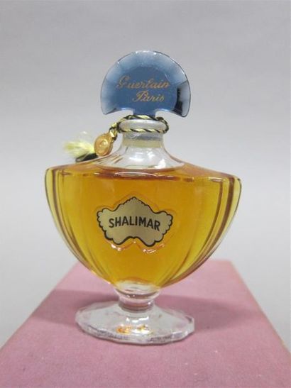 null Guerlain, « Shalimar »

Flacon 30 ml scellé, dans son coffret violet.