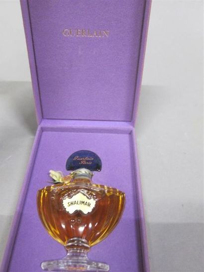 null Guerlain, « Shalimar »

Flacon 30 ml scellé, dans son coffret violet.