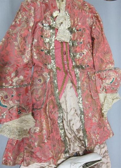 null Costume de gentilhomme Louis XV en soie brodée orné de boutons en fausses pierres...
