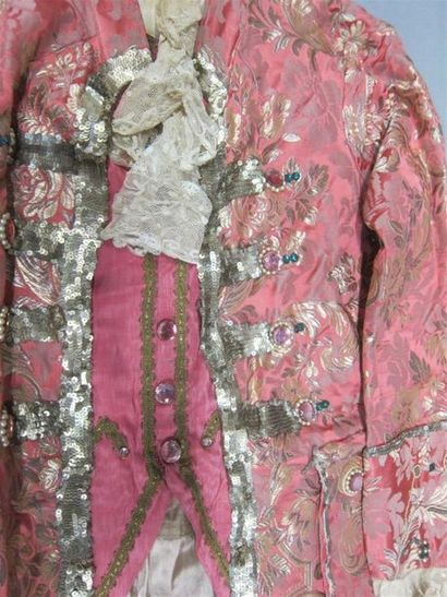 null Costume de gentilhomme Louis XV en soie brodée orné de boutons en fausses pierres...