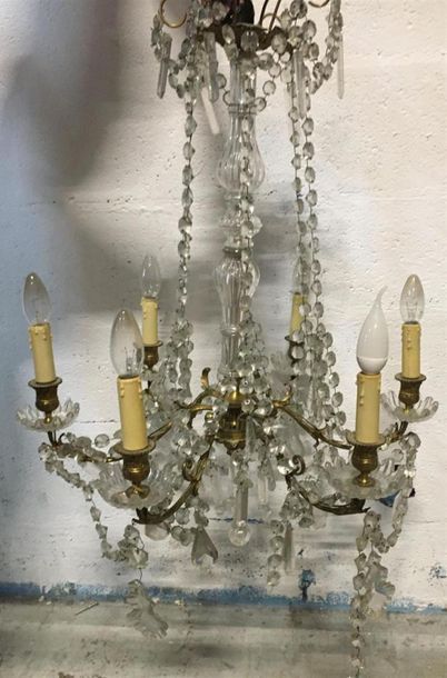 null Deux lustres en bronze doré à six lumières, pampilles et perles de verres.