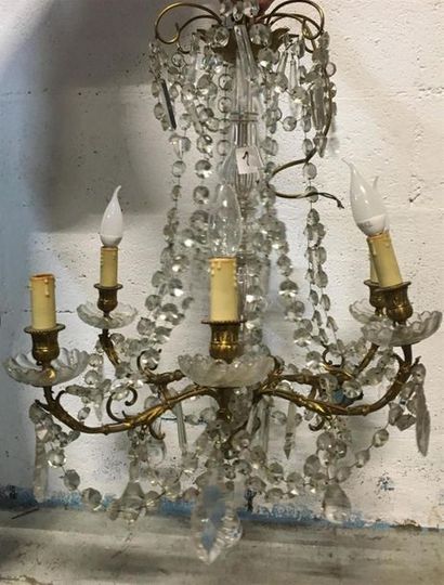 null Deux lustres en bronze doré à six lumières, pampilles et perles de verres.