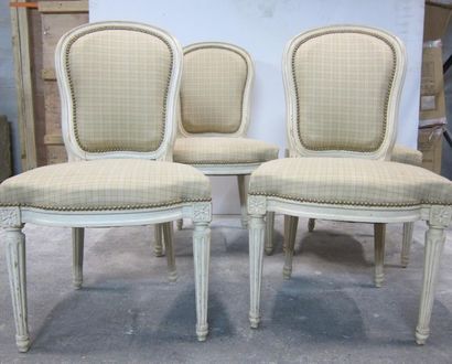 null Suite de quatre chaises en bois mouluré laqué blanc de style Louis XVI.

93...