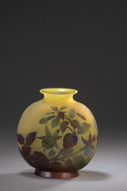  WELL-ESTABLISHED GALLERIES 
Shouldered gourd vase with slightly open neck on 
conical...