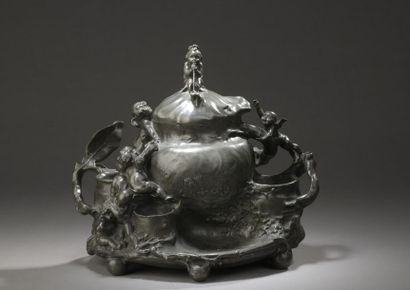 null Paul Hippolyte ROUSSEL (1867-1928)

Putti

Covered pot in patinated pewter.

Signed,...