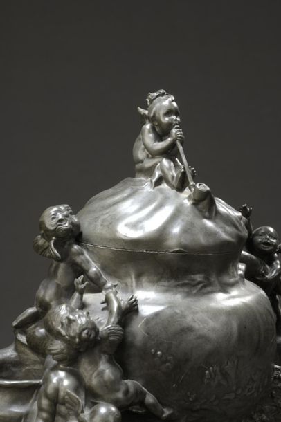  Paul Hippolyte ROUSSEL (1867-1928) 
Putti 
Covered pot in patinated pewter. 
Signed,...