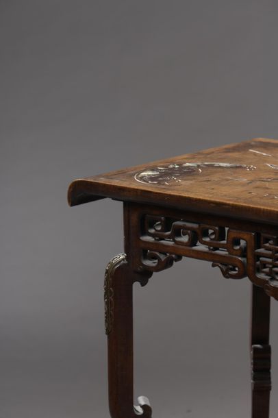  Gabriel VIARDOT (1830-1906) 
Table d'appoint en noyer naturel à décor gravé 
de...
