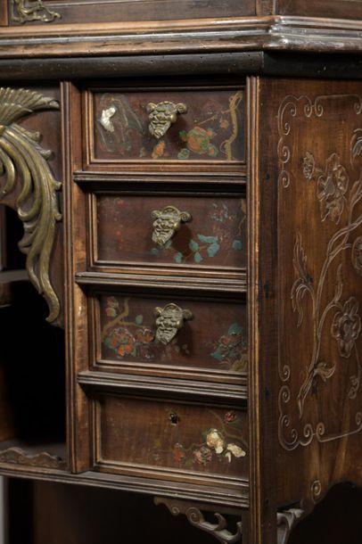 Petit cabinet en bois teinté, la partie haute 
formée d'une vitrine flanquée de...