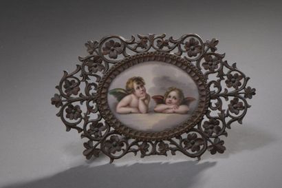  ÉCOLE FRANÇAISE du XIXe siècle 
Les Amours songeurs 
Plaque de porcelaine émaillée...