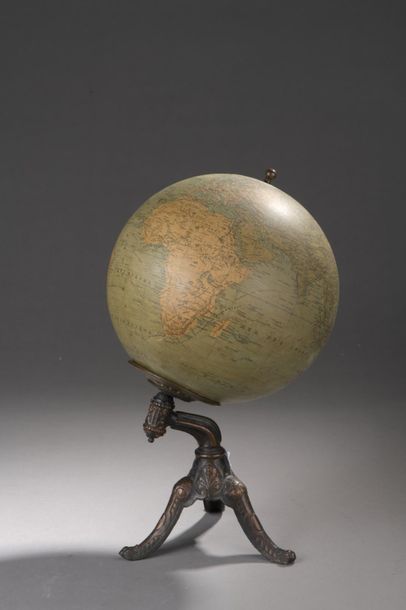  Mappemonde reposant sur un piètement tripode 
de bronze patiné. 
Début du XXe siècle....
