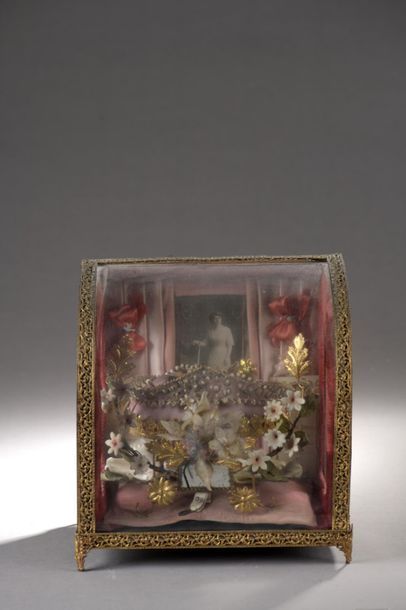  Couronne de mariée sous globe dans une 
composition de satin, fleurs, photo, miroir...